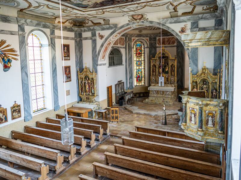 Die Xystus-Kirche von Innen mit Bänken und Altar