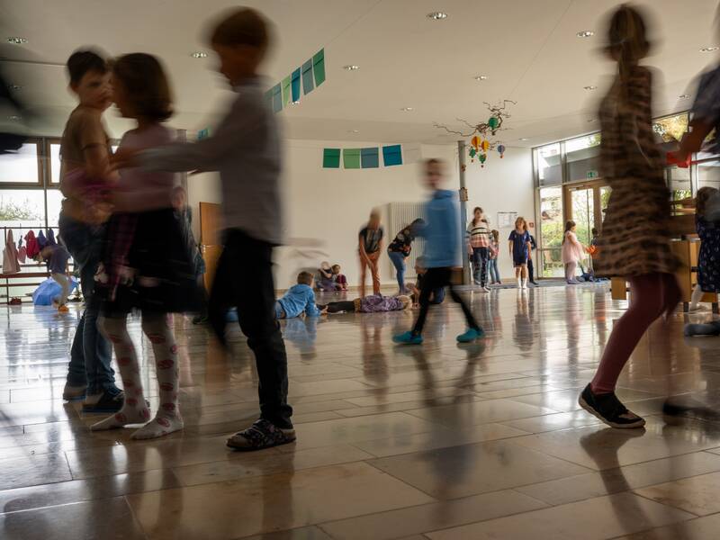 Kinder im Foyer der Schule