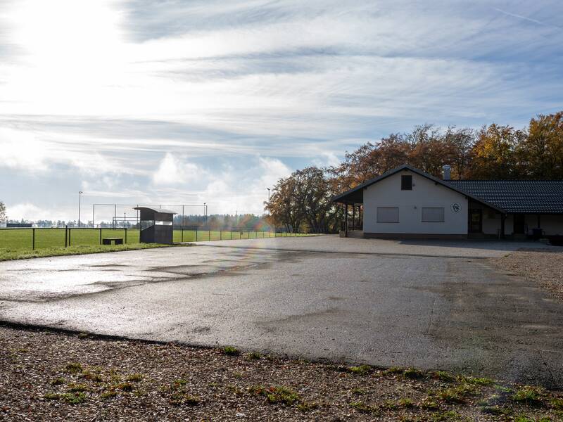 Der Sportplatz auf dem Rotlaub mit Parkplatz