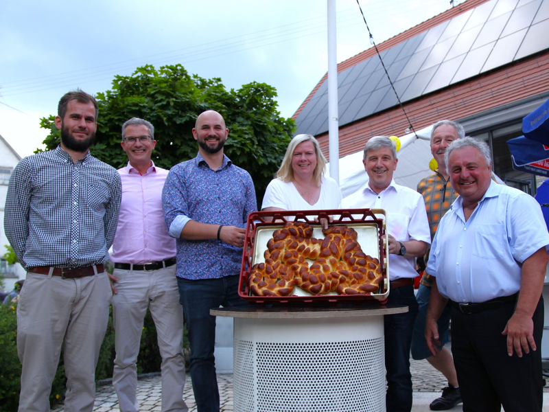 Symbolische Übergabe des „Fahrradzopfes“. Personen von links nach rechts: Steffen Kreischer, Jörg Kaltenbach, Christian Abert, Maria-Lena Weiß, Stefan Bär, Roland Stroppel, Jürgen Zinsmayer   