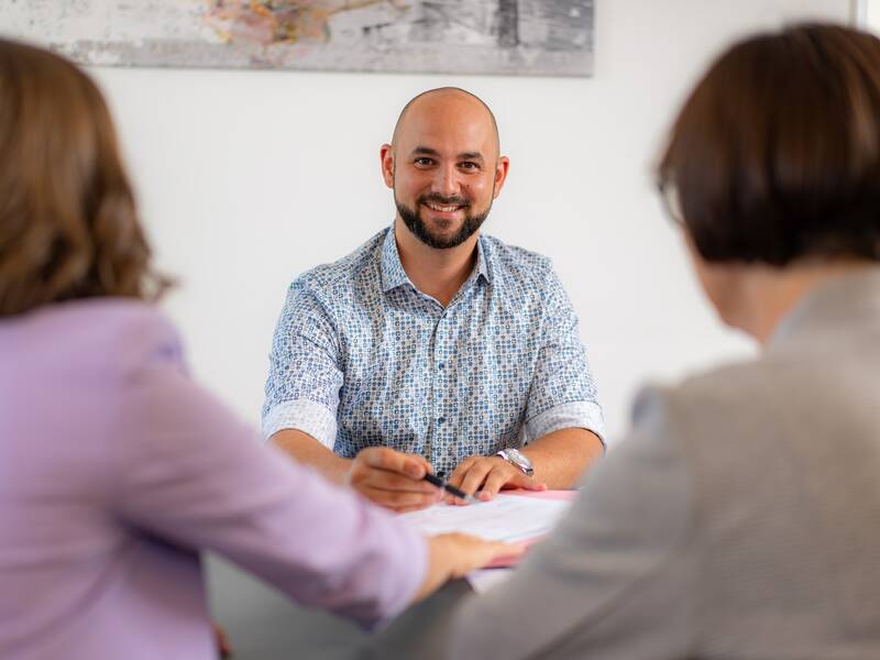 Der Bürgermeister Abert sitzt am Schreibtisch