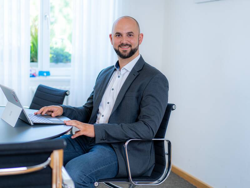 Der Bürgermeister sitzt am Schreibtisch