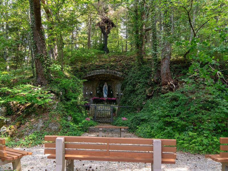 Der Altar mit Bank im Vordergrund