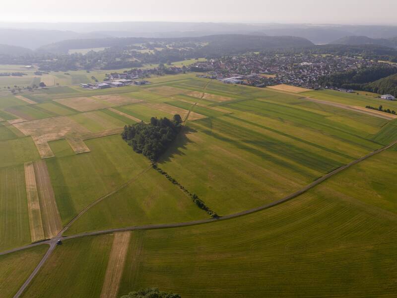 Aufnahme aus der Luft mit Wiesen und Äcker