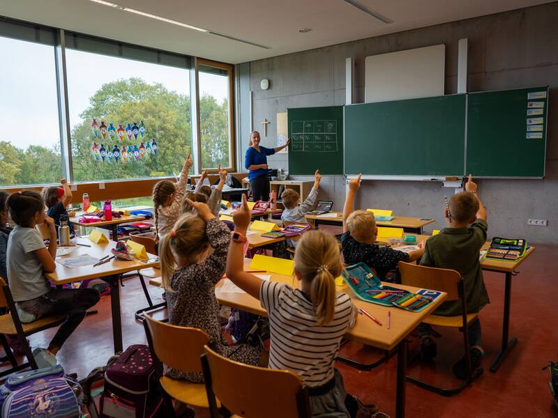 Schüler die sich im Unterricht melden