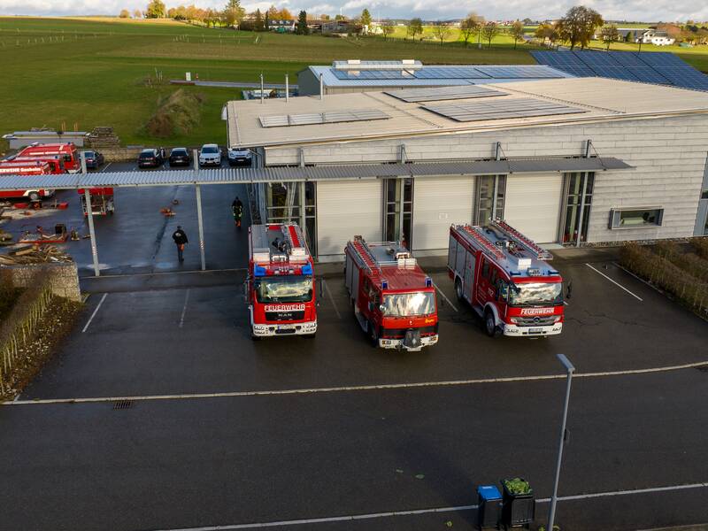 Das Feuerwehr-Magazin mit parkenden Feuerwehr-Autos